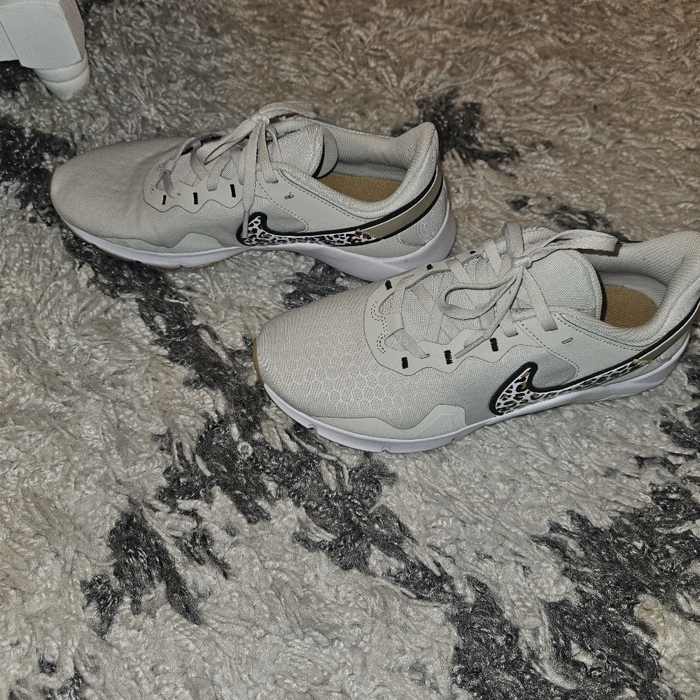 Nike - Picture 3 of 7